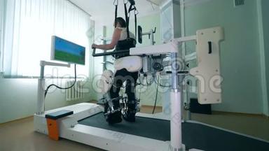 肩胛骨病人正在一个特殊的模拟器上练习行走。 虚拟现实模拟器病人康复。